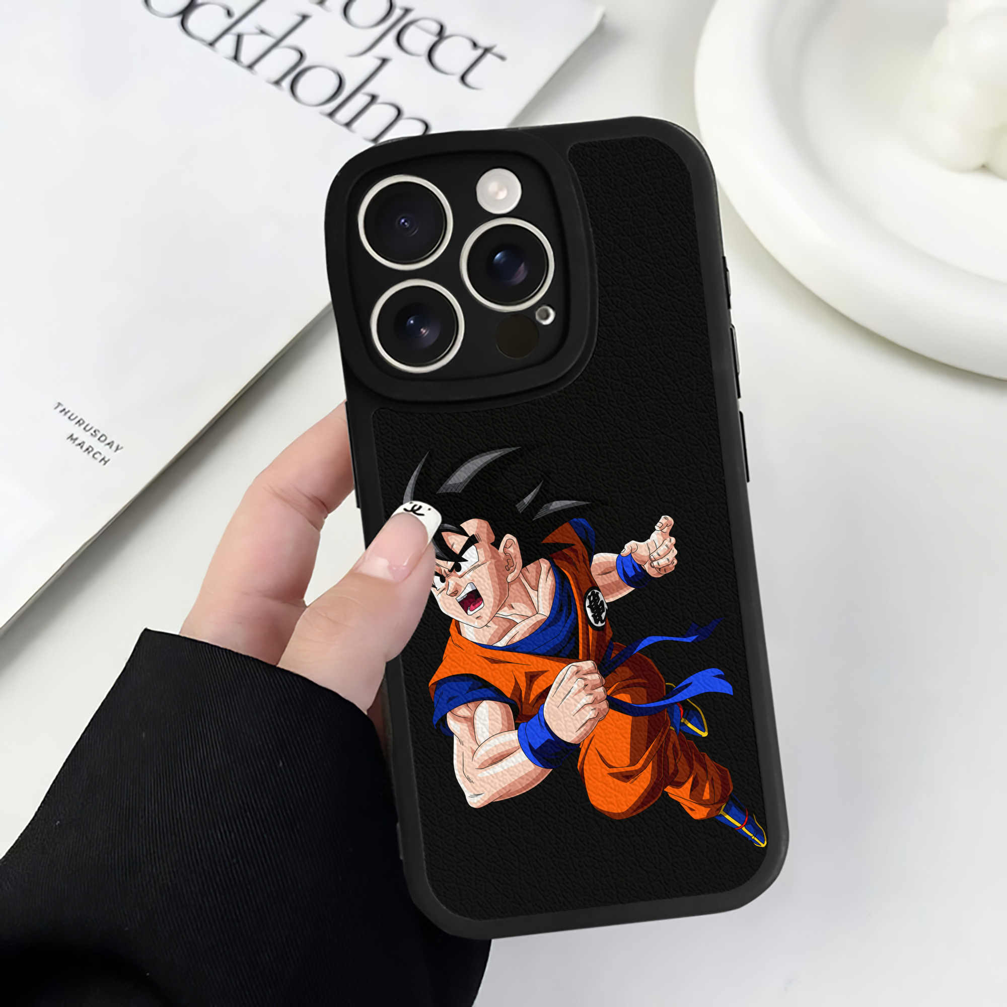 （画像用） ドラゴンボール 孫悟空（そん ごくう）Son Goku カカロット DRAGON BALL Kakarotto 【iPhone 16シリーズ対応】シリコンスマホケース（レザー調） 材質：シリコン